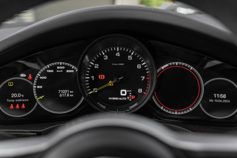 Volant – PORSCHE – Cayenne – 2021 – Noir Schwarz – 69 900 km – 462 ch – V6 Turbo Hybrid – Transmission : Automatique – Origine Allemagne – Privaty Cars – Négoce de véhicules GT et sportives d’exception près de Poitiers