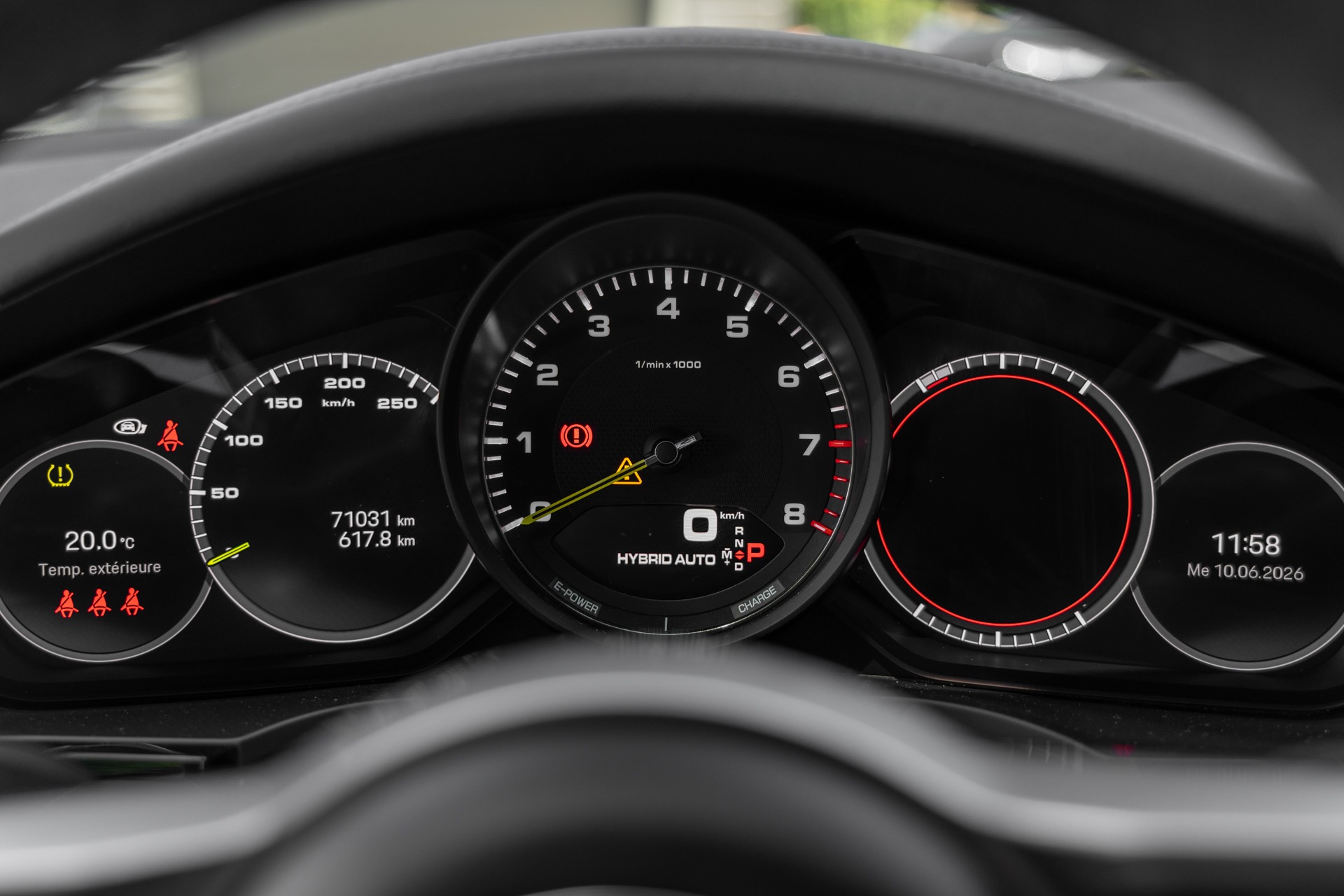 Volant – PORSCHE – Cayenne – 2021 – Noir Schwarz – 69 900 km – 462 ch – V6 Turbo Hybrid – Transmission : Automatique – Origine Allemagne – Privaty Cars – Négoce de véhicules GT et sportives d’exception près de Poitiers