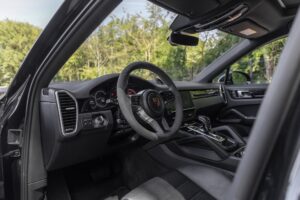 Volant – PORSCHE – Cayenne – 2021 – Noir Schwarz – 69 900 km – 462 ch – V6 Turbo Hybrid – Transmission : Automatique – Origine Allemagne – Privaty Cars – Rachat de Porsche et Ferrari d’occasion dans l’Ouest de la France