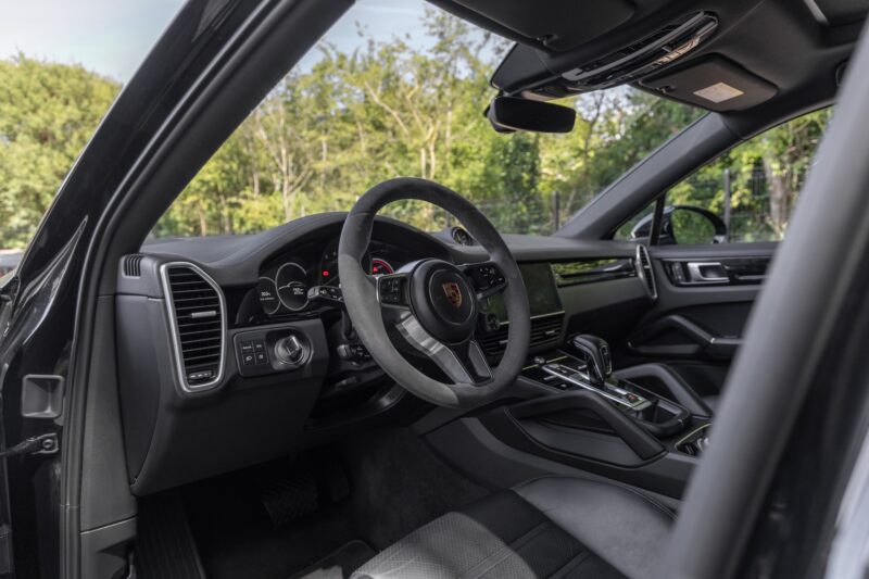 Volant – PORSCHE – Cayenne – 2021 – Noir Schwarz – 69 900 km – 462 ch – V6 Turbo Hybrid – Transmission : Automatique – Origine Allemagne – Privaty Cars – Rachat de Porsche et Ferrari d’occasion dans l’Ouest de la France
