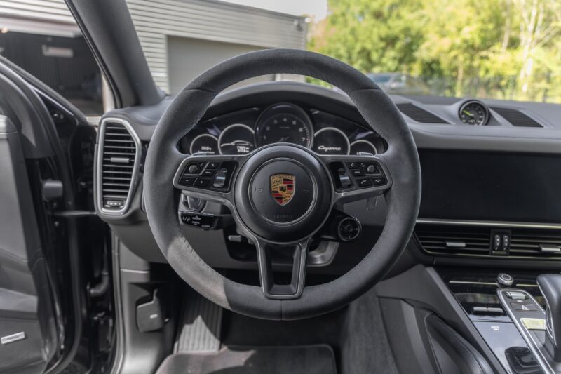 Volant – PORSCHE – Cayenne – 2021 – Noir Schwarz – 69 900 km – 462 ch – V6 Turbo Hybrid – Transmission : Automatique – Origine Allemagne – Privaty Cars – Conciergerie automobile pour véhicules de sport proche de Nantes