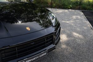 À vendre – PORSCHE – Cayenne – 2021 – Noir Schwarz – 69 900 km – 462 ch – V6 Turbo Hybrid – Transmission : Automatique – Vue principale – Origine Allemagne – Privaty Cars – Achat et vente de véhicules PORSCHE d’occasion en Charente-Maritime