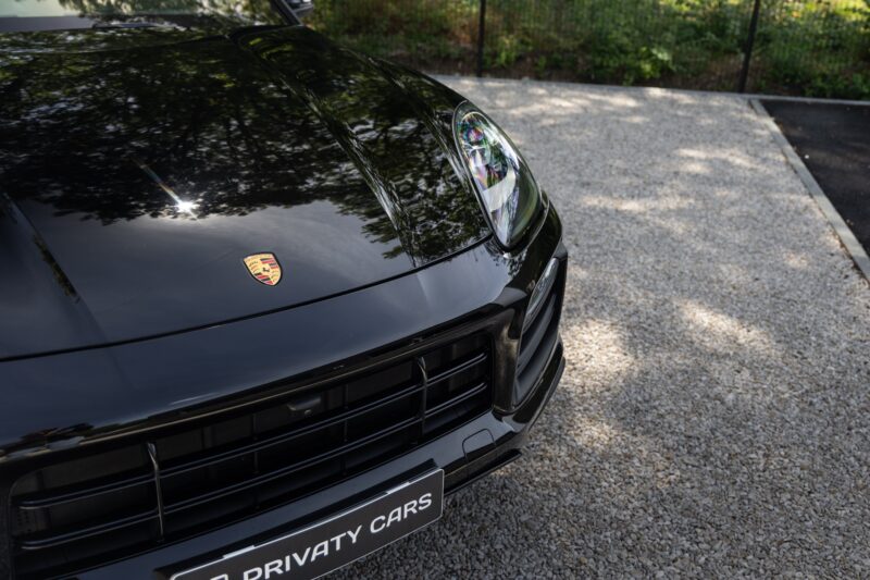 À vendre – PORSCHE – Cayenne – 2021 – Noir Schwarz – 69 900 km – 462 ch – V6 Turbo Hybrid – Transmission : Automatique – Vue principale – Origine Allemagne – Privaty Cars – Achat et vente de véhicules PORSCHE d’occasion en Charente-Maritime