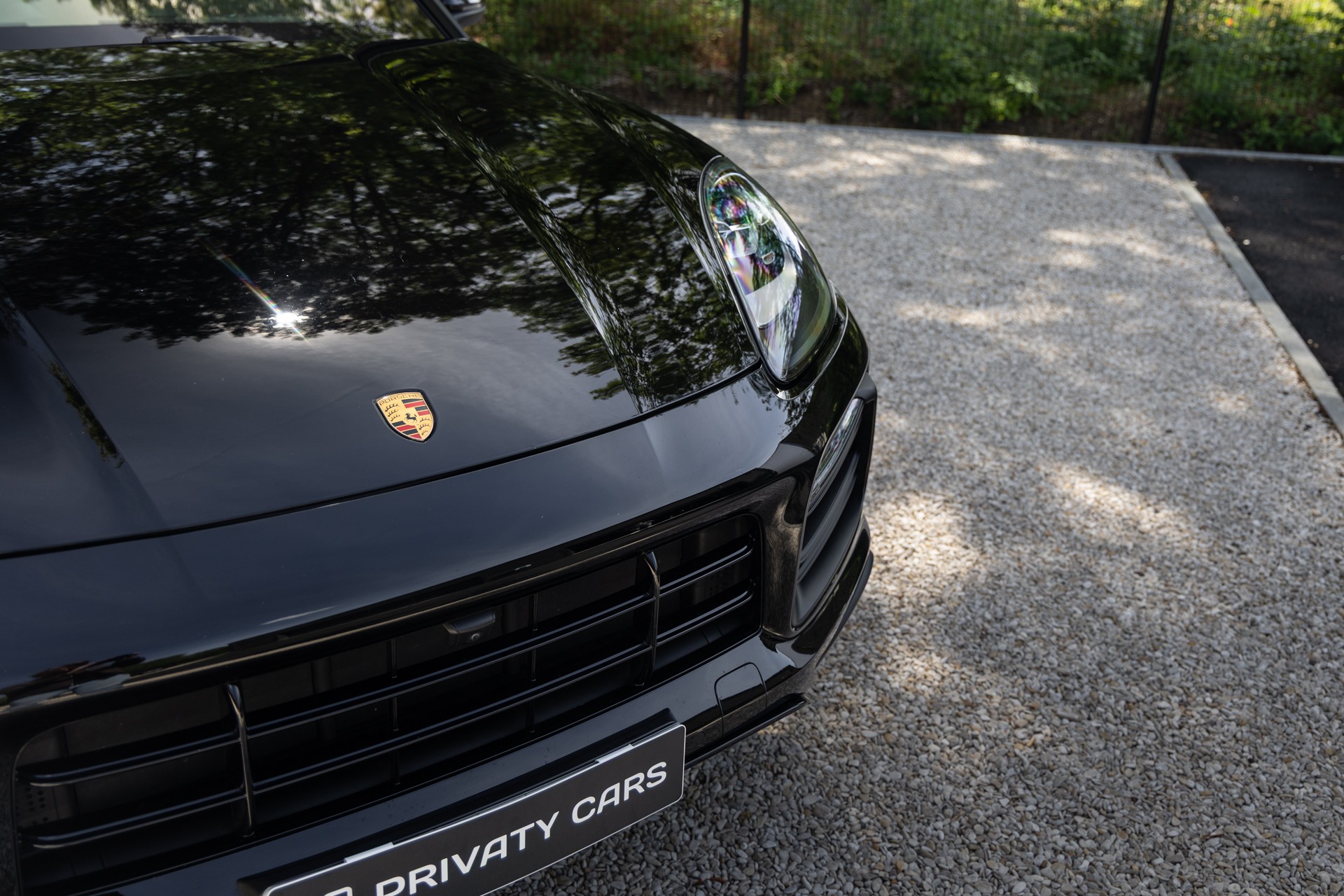 À vendre – PORSCHE – Cayenne – 2021 – Noir Schwarz – 69 900 km – 462 ch – V6 Turbo Hybrid – Transmission : Automatique – Vue principale – Origine Allemagne – Privaty Cars – Achat et vente de véhicules PORSCHE d’occasion en Charente-Maritime