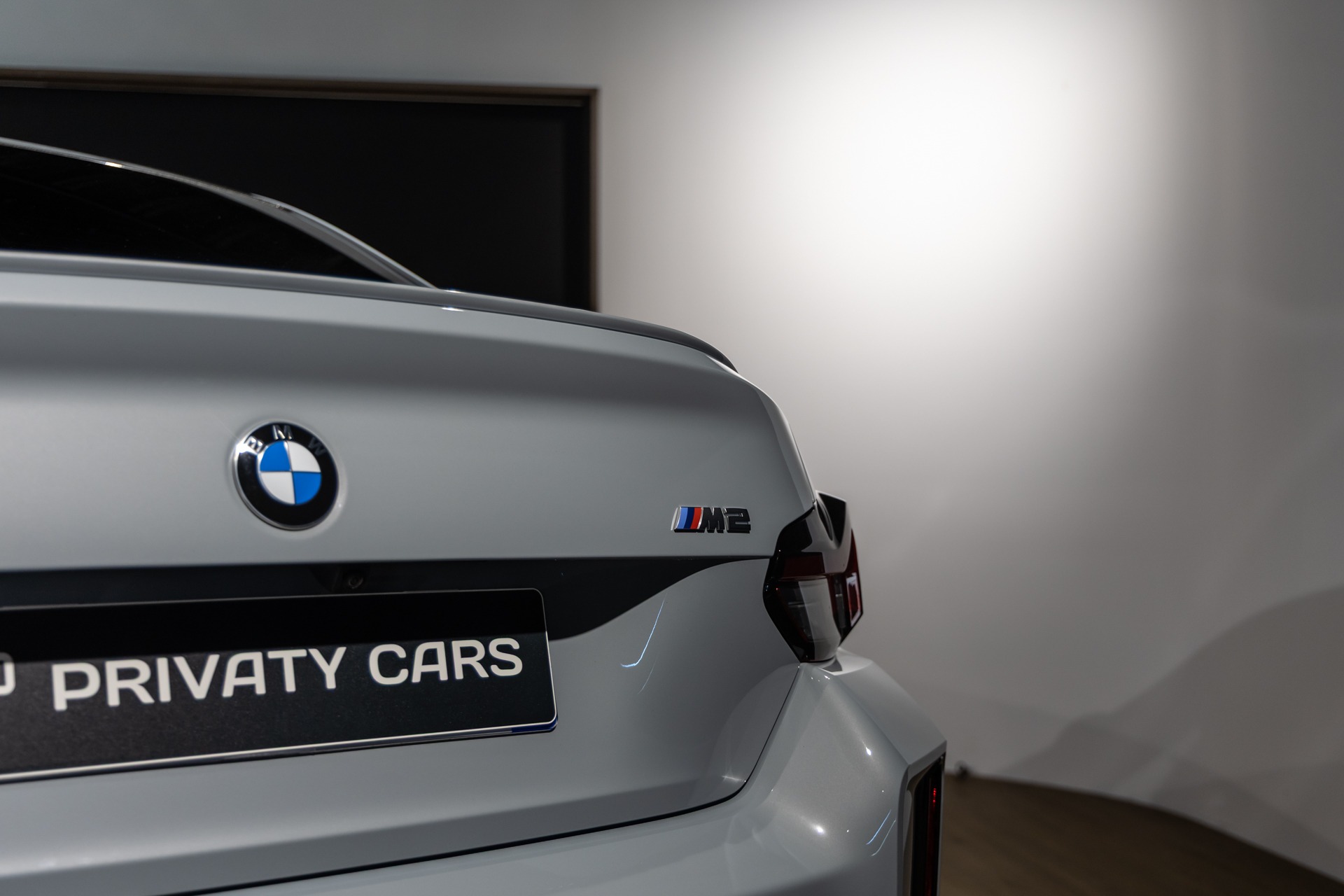 Carrosserie – BMW – M2 G87 – 2023 – Brooklyngrau métalissé – 13 900 km – 460 ch – 6 en ligne bi-turbo – Transmission : Automatique – Origine France – Privaty Cars – Commerce de voitures de sport luxe et premium proche de Nantes