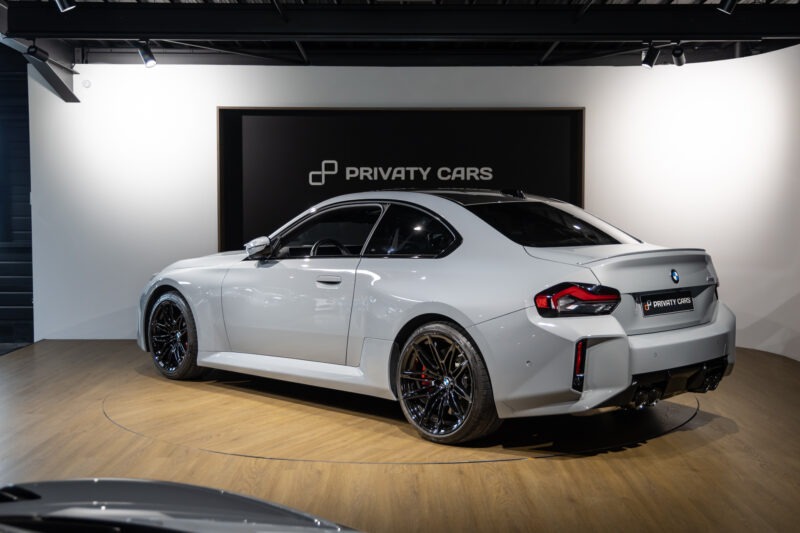 Vue arrière avec diffuseur et jantes noires – BMW – M2 G87 – 2023 – Brooklyngrau métalissé – 13 900 km – 460 ch – 6 en ligne bi-turbo – Transmission : Automatique – Origine France – Privaty Cars – Achat et vente de voitures de luxe d’occasion à 2 heures de Paris en TGV