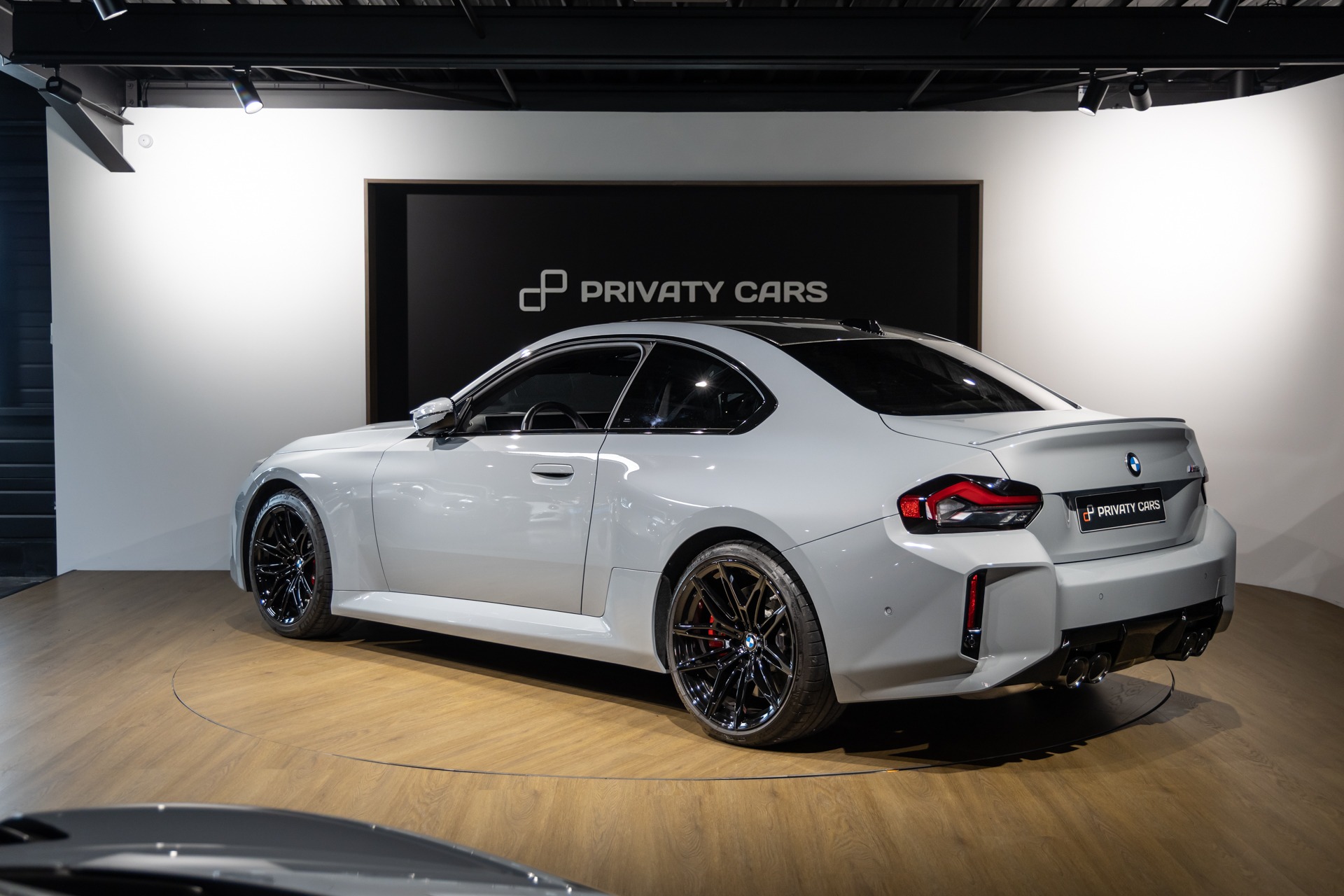 Vue arrière avec diffuseur et jantes noires – BMW – M2 G87 – 2023 – Brooklyngrau métalissé – 13 900 km – 460 ch – 6 en ligne bi-turbo – Transmission : Automatique – Origine France – Privaty Cars – Achat et vente de voitures de luxe d’occasion à 2 heures de Paris en TGV