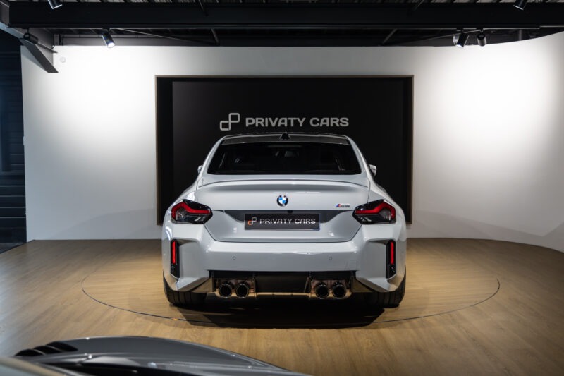 Vue arrière avec sorties d'échappement – BMW – M2 G87 – 2023 – Brooklyngrau métalissé – 13 900 km – 460 ch – 6 en ligne bi-turbo – Transmission : Automatique – Origine France – Privaty Cars – Expert des modèles BMW proche de Nantes