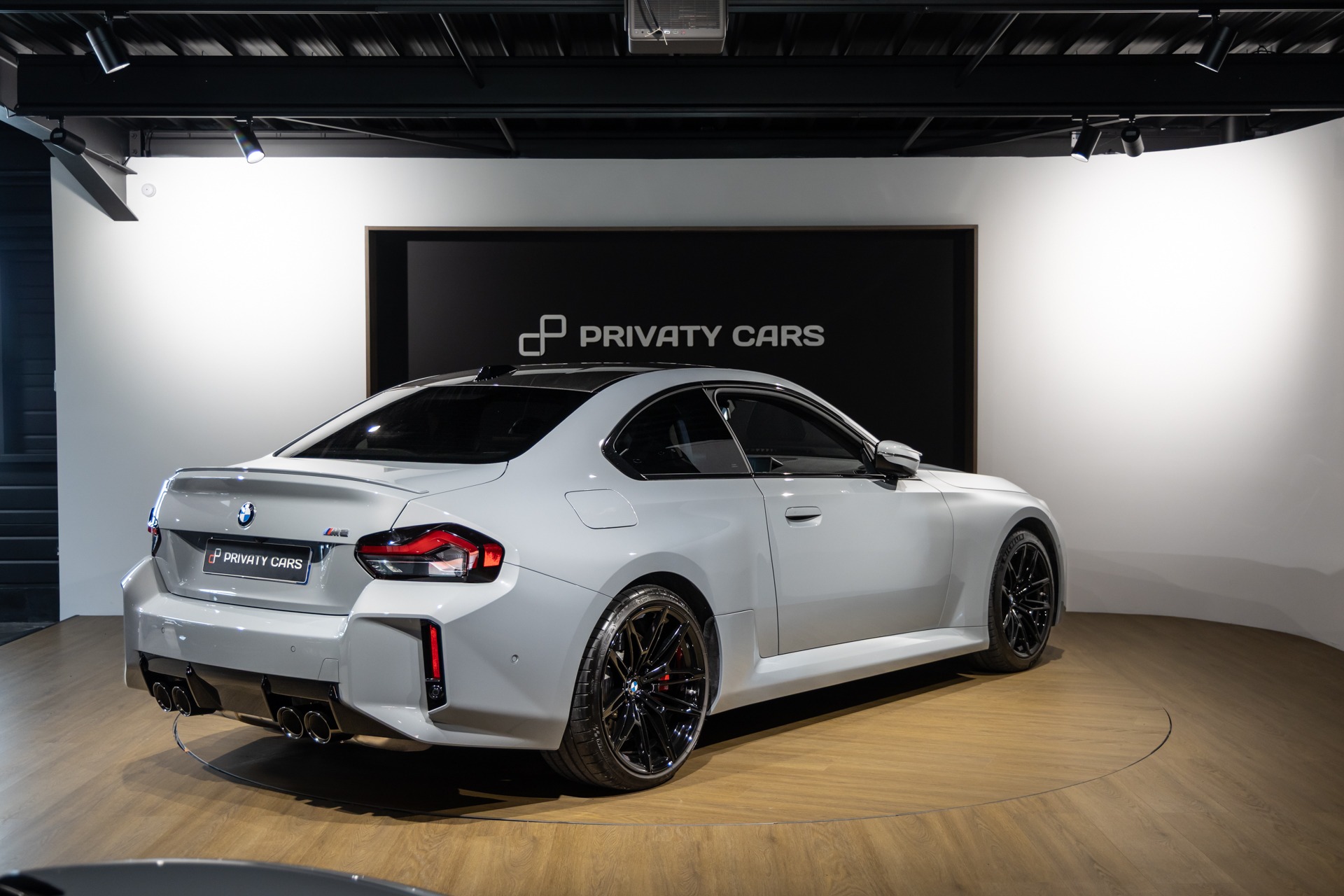Vue arrière avec diffuseur et sorties d'échappement – BMW – M2 G87 – 2023 – Brooklyngrau métalissé – 13 900 km – 460 ch – 6 en ligne bi-turbo – Transmission : Automatique – Origine France – Privaty Cars – Showroom de voitures de sport haut de gamme proche de Bordeaux