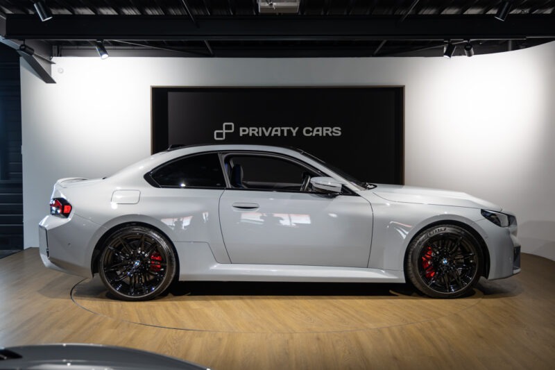 Vue latérale avec jantes noires – BMW – M2 G87 – 2023 – Brooklyngrau métalissé – 13 900 km – 460 ch – 6 en ligne bi-turbo – Transmission : Automatique – Origine France – Privaty Cars – Commerce de voitures de sport luxe et premium en Nouvelle-Aquitaine