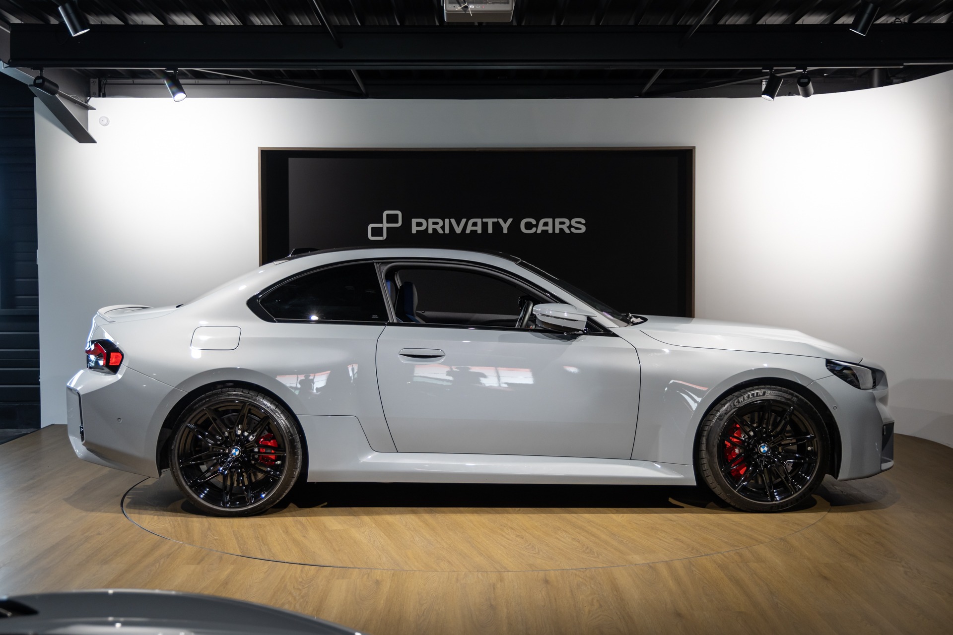 Vue latérale avec jantes noires – BMW – M2 G87 – 2023 – Brooklyngrau métalissé – 13 900 km – 460 ch – 6 en ligne bi-turbo – Transmission : Automatique – Origine France – Privaty Cars – Commerce de voitures de sport luxe et premium en Nouvelle-Aquitaine