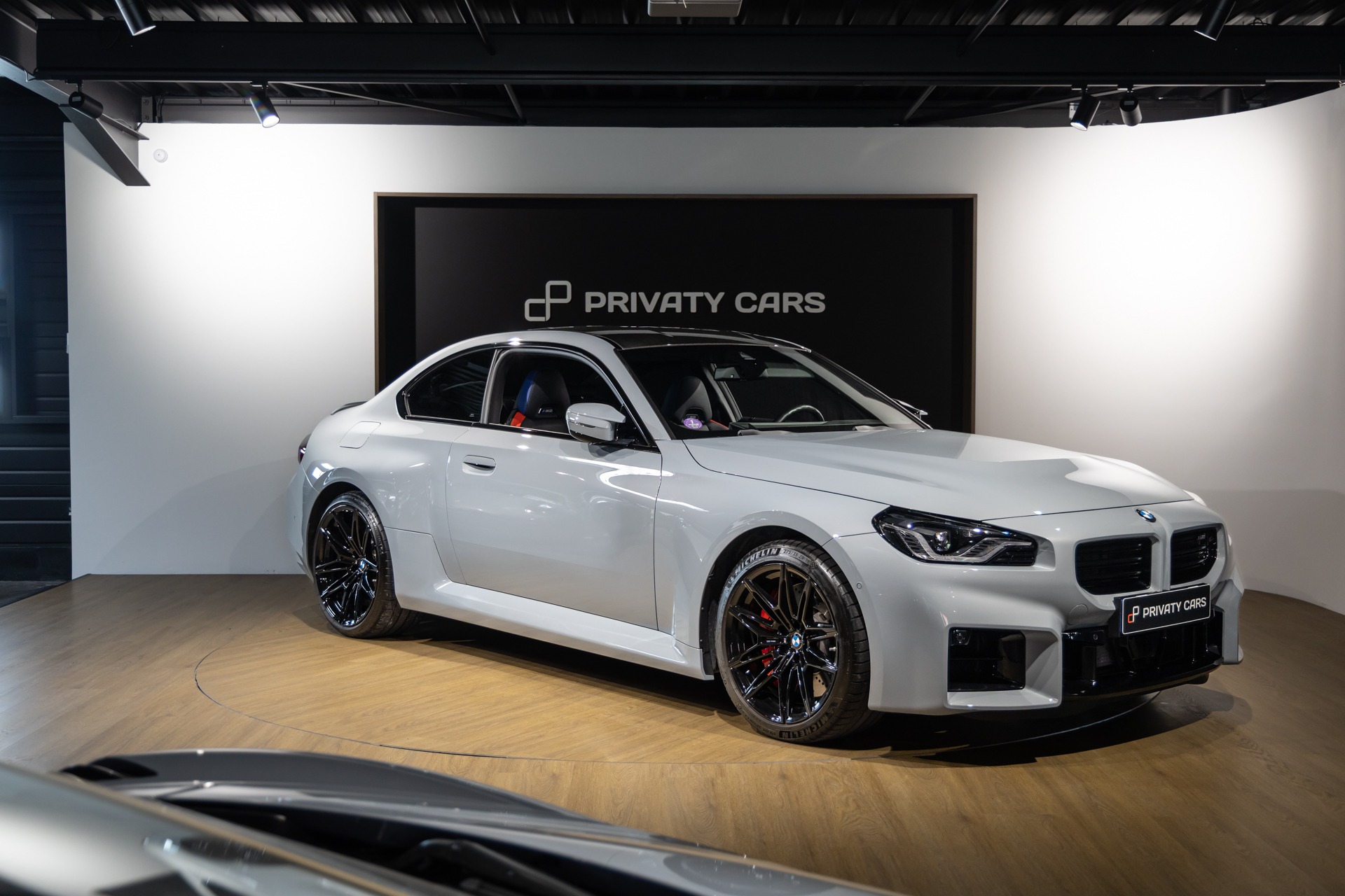 Vue avant avec jantes noires brillantes – BMW – M2 G87 – 2023 – Brooklyngrau métalissé – 13 900 km – 460 ch – 6 en ligne bi-turbo – Transmission : Automatique – Origine France – Privaty Cars – Recherche de supercars hors marché près de Poitiers