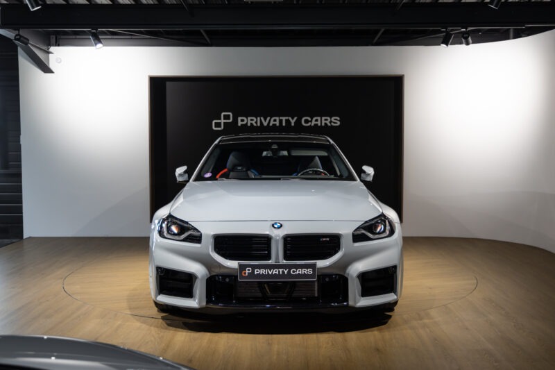 Vue avant avec calandre distinctive – BMW – M2 G87 – 2023 – Brooklyngrau métalissé – 13 900 km – 460 ch – 6 en ligne bi-turbo – Transmission : Automatique – Origine France – Privaty Cars – Achat et vente de véhicules BMW d’occasion entre Bordeaux et Nantes