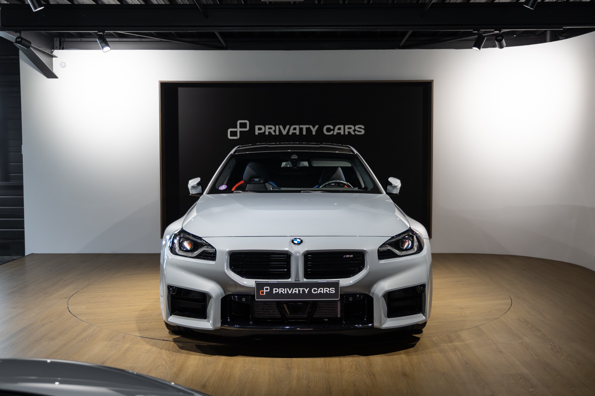 Vue avant avec calandre distinctive – BMW – M2 G87 – 2023 – Brooklyngrau métalissé – 13 900 km – 460 ch – 6 en ligne bi-turbo – Transmission : Automatique – Origine France – Privaty Cars – Achat et vente de véhicules BMW d’occasion entre Bordeaux et Nantes