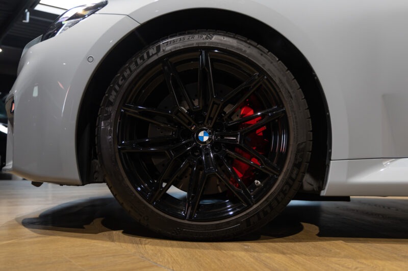 Jantes – BMW – M2 G87 – 2023 – Brooklyngrau métalissé – 13 900 km – 460 ch – 6 en ligne bi-turbo – Transmission : Automatique – Origine France – Privaty Cars – Conciergerie automobile pour véhicules de sport en Nouvelle-Aquitaine