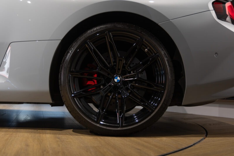Jantes – BMW – M2 G87 – 2023 – Brooklyngrau métalissé – 13 900 km – 460 ch – 6 en ligne bi-turbo – Transmission : Automatique – Origine France – Privaty Cars – Achat et vente de véhicules BMW d’occasion dans l’Ouest de la France