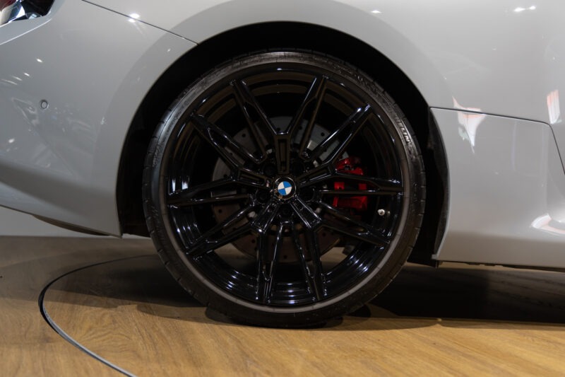 Jantes en alliage noir brillant – BMW – M2 G87 – 2023 – Brooklyngrau métalissé – 13 900 km – 460 ch – 6 en ligne bi-turbo – Transmission : Automatique – Origine France – Privaty Cars – Vente de voitures de sport d’occasion proche de Bordeaux
