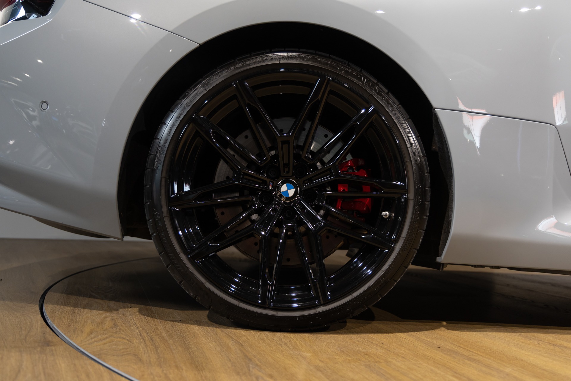 Jantes en alliage noir brillant – BMW – M2 G87 – 2023 – Brooklyngrau métalissé – 13 900 km – 460 ch – 6 en ligne bi-turbo – Transmission : Automatique – Origine France – Privaty Cars – Vente de voitures de sport d’occasion proche de Bordeaux