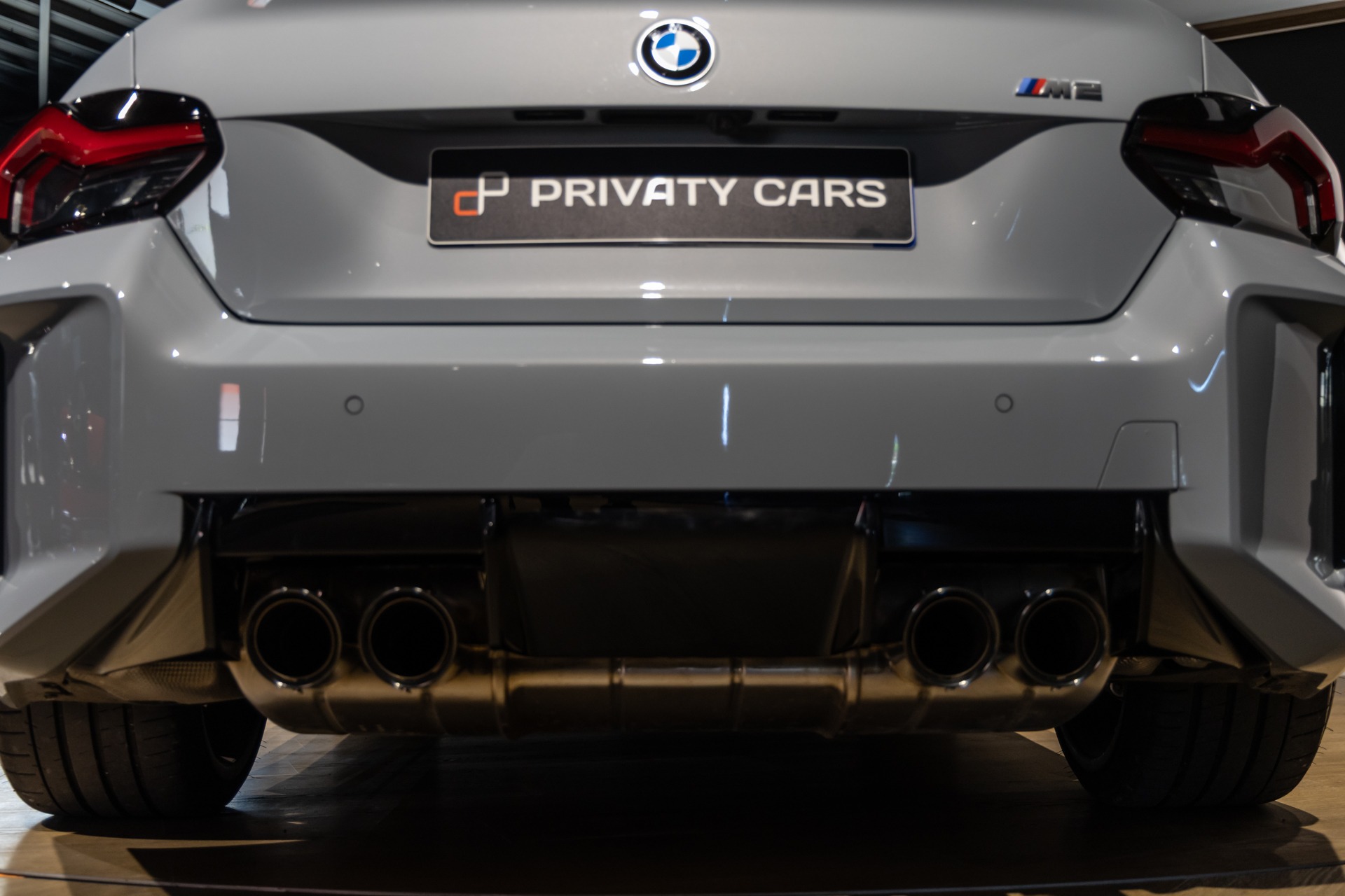 Système d'échappement avec sorties doubles – BMW – M2 G87 – 2023 – Brooklyngrau métalissé – 13 900 km – 460 ch – 6 en ligne bi-turbo – Transmission : Automatique – Origine France – Privaty Cars – Service de courtage et recherche automobile premium proche de Bordeaux