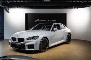 À vendre – BMW – M2 G87 – 2023 – Brooklyngrau métalissé – 13 900 km – 460 ch – 6 en ligne bi-turbo – Transmission : Automatique – Photo principale – Origine France – Privaty Cars – Spécialiste des supercars d’occasion près de Niort