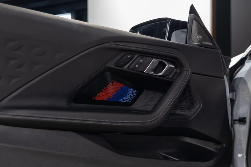 Panneau de porte avec haut-parleur intégré – BMW – M2 G87 – 2023 – Brooklyngrau métalissé – 13 900 km – 460 ch – 6 en ligne bi-turbo – Transmission : Automatique – Origine France – Privaty Cars – Commerce de voitures de sport luxe et premium en Charente-Maritime