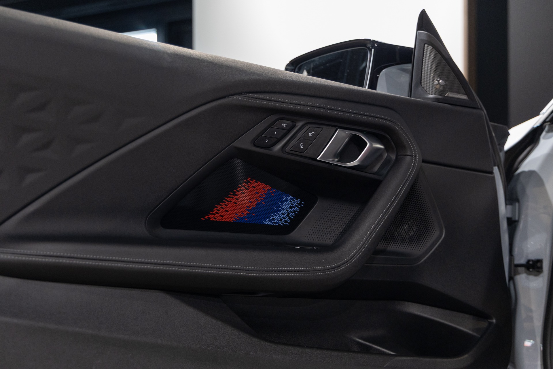 Panneau de porte avec haut-parleur intégré – BMW – M2 G87 – 2023 – Brooklyngrau métalissé – 13 900 km – 460 ch – 6 en ligne bi-turbo – Transmission : Automatique – Origine France – Privaty Cars – Commerce de voitures de sport luxe et premium en Charente-Maritime