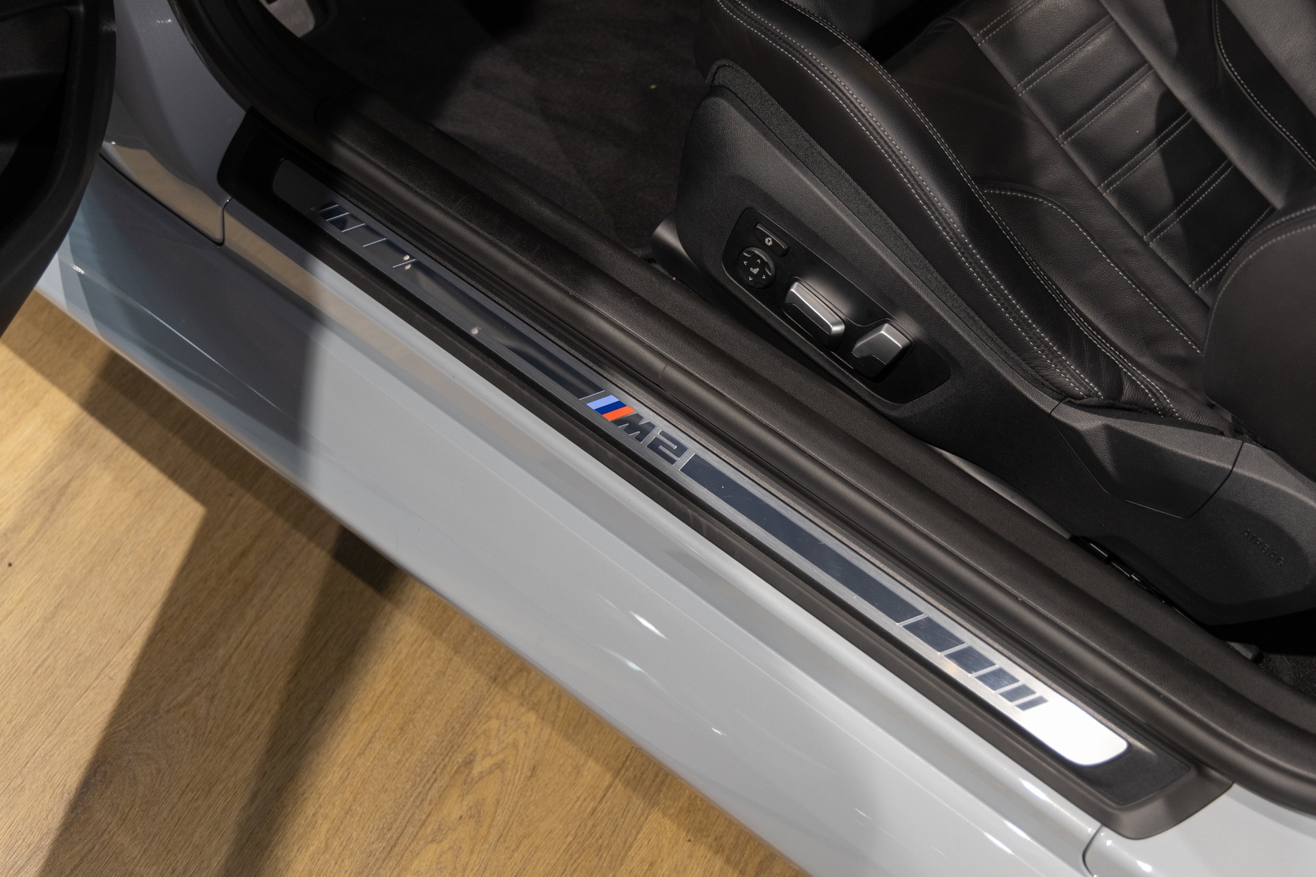 Seuil de porte avec inscription M2 – BMW – M2 G87 – 2023 – Brooklyngrau métalissé – 13 900 km – 460 ch – 6 en ligne bi-turbo – Transmission : Automatique – Origine France – Privaty Cars – Showroom de voitures de sport haut de gamme proche de Nantes