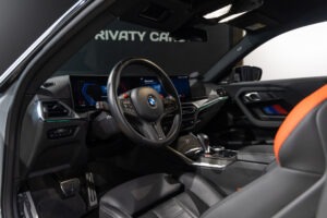 Tableau de bord – BMW – M2 G87 – 2023 – Brooklyngrau métalissé – 13 900 km – 460 ch – 6 en ligne bi-turbo – Transmission : Automatique – Origine France – Privaty Cars – Dépôt-vente de véhicules BMW en Charente-Maritime