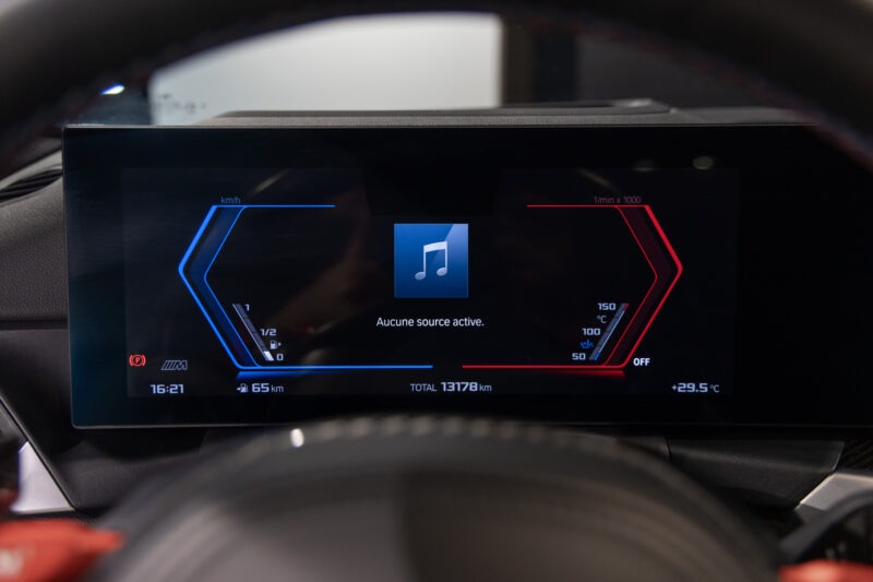Écran numérique avec affichage personnalisé – BMW – M2 G87 – 2023 – Brooklyngrau métalissé – 13 900 km – 460 ch – 6 en ligne bi-turbo – Transmission : Automatique – Origine France – Privaty Cars – Dépôt-vente sécurisé de véhicules de prestige près de Niort
