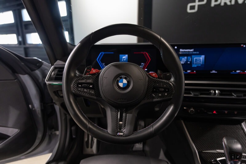 Volant – BMW – M2 G87 – 2023 – Brooklyngrau métalissé – 13 900 km – 460 ch – 6 en ligne bi-turbo – Transmission : Automatique – Origine France – Privaty Cars – Achat et vente de voitures de sport d’occasion en Nouvelle-Aquitaine