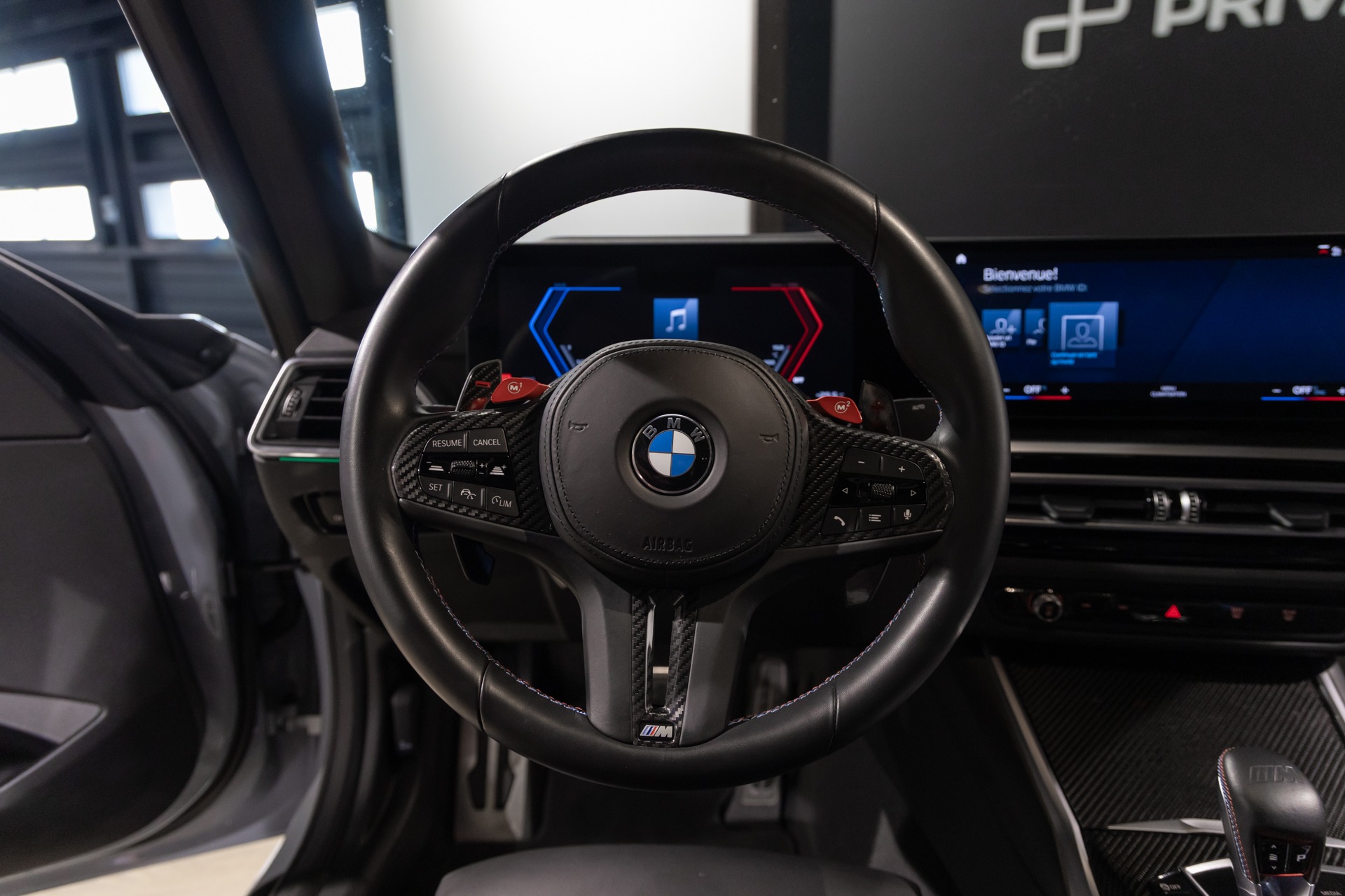 Volant – BMW – M2 G87 – 2023 – Brooklyngrau métalissé – 13 900 km – 460 ch – 6 en ligne bi-turbo – Transmission : Automatique – Origine France – Privaty Cars – Achat et vente de voitures de sport d’occasion en Nouvelle-Aquitaine