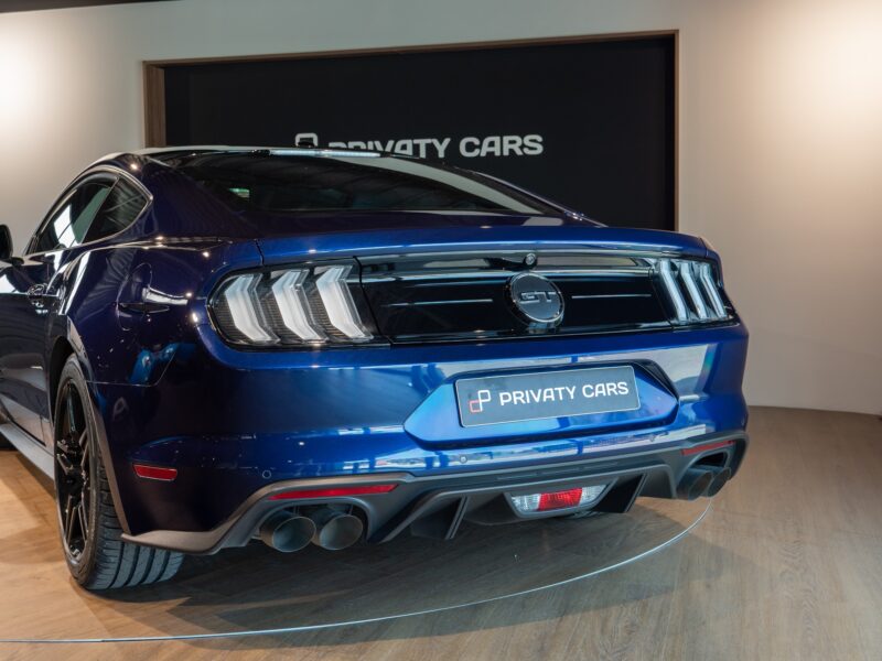 Vue arrière avec feux distinctifs – PORSCHE – Ford Mustang V8 – 2019 – Bleu Kona – 48 900 km – 450 ch – V8 Atmo – Transmission : Manuelle – Origine France – Privaty Cars – Rachat immédiat de véhicules de prestige à La Rochelle