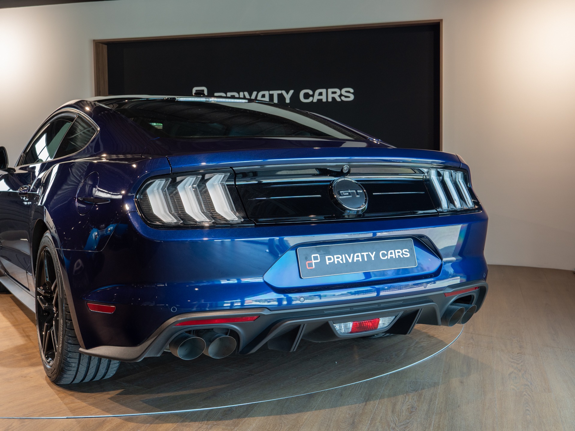 Vue arrière avec feux distinctifs – PORSCHE – Ford Mustang V8 – 2019 – Bleu Kona – 48 900 km – 450 ch – V8 Atmo – Transmission : Manuelle – Origine France – Privaty Cars – Rachat immédiat de véhicules de prestige à La Rochelle