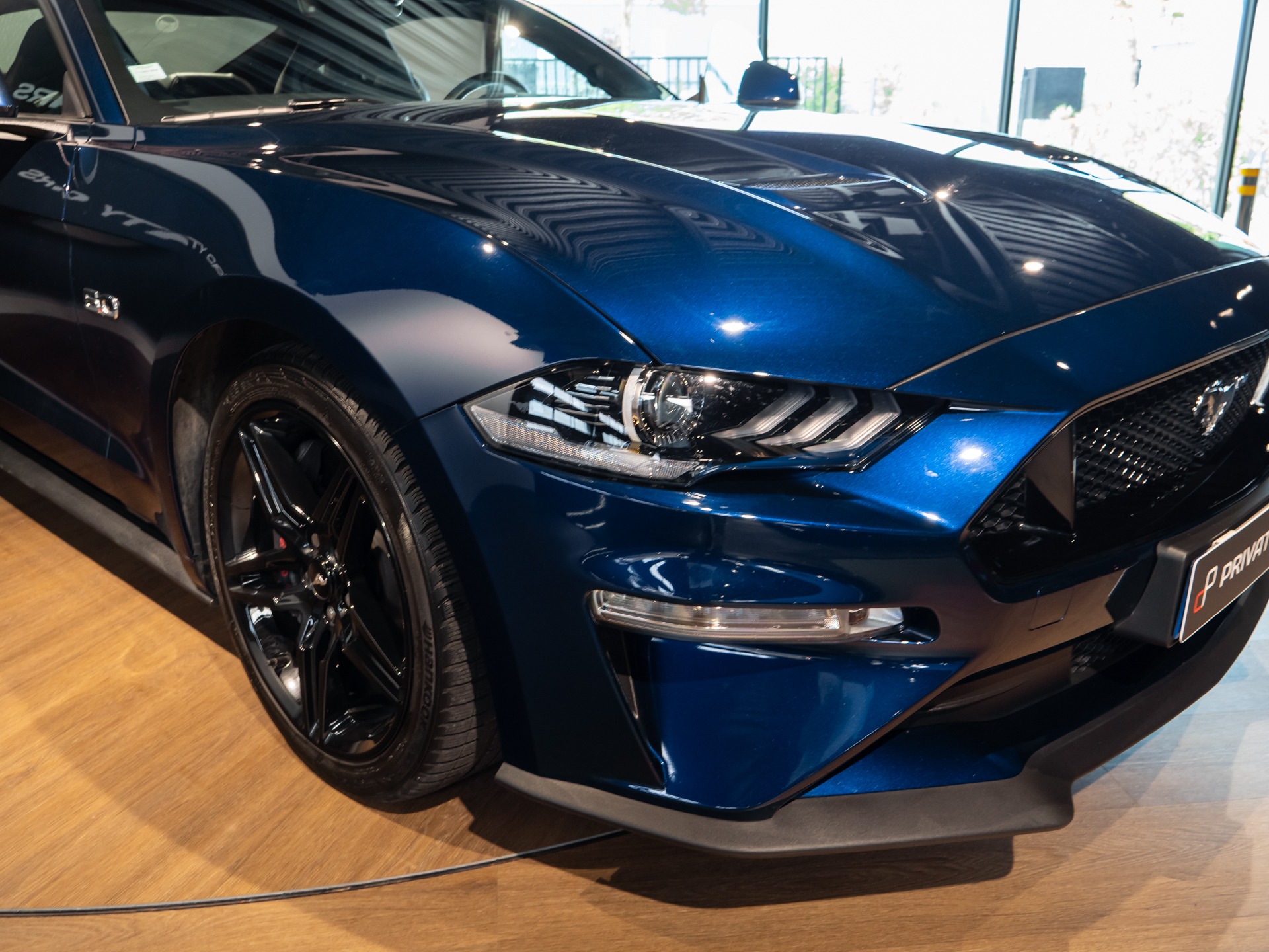 Phares avant avec design angulaire – PORSCHE – Ford Mustang V8 – 2019 – Bleu Kona – 48 900 km – 450 ch – V8 Atmo – Transmission : Manuelle – Origine France – Privaty Cars – Vente de voitures de prestige d’occasion près de Poitiers