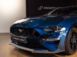 À vendre – PORSCHE – Ford Mustang V8 – 2019 – Bleu Kona – 48 900 km – 450 ch – V8 Atmo – Transmission : Manuelle – Vue principale – Origine France – Privaty Cars – Commerce de voitures de sport luxe et premium dans l’Ouest de la France