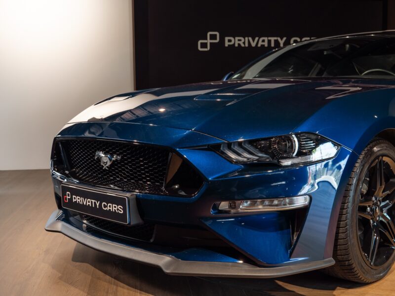 À vendre – PORSCHE – Ford Mustang V8 – 2019 – Bleu Kona – 48 900 km – 450 ch – V8 Atmo – Transmission : Manuelle – Vue principale – Origine France – Privaty Cars – Commerce de voitures de sport luxe et premium dans l’Ouest de la France