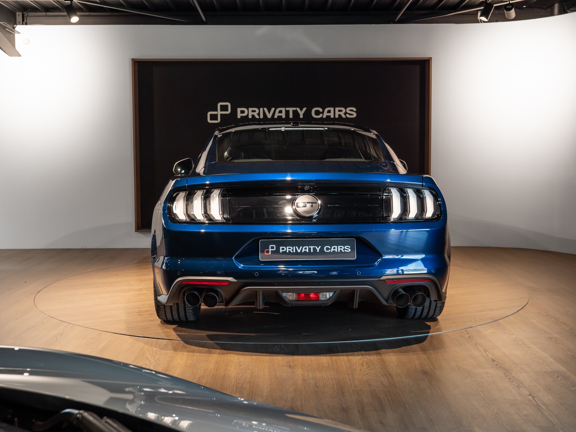 Vue arrière avec feux distinctifs – PORSCHE – Ford Mustang V8 – 2019 – Bleu Kona – 48 900 km – 450 ch – V8 Atmo – Transmission : Manuelle – Origine France – Privaty Cars – Recherche personnalisée de voitures de sport d’occasion proche de Bordeaux