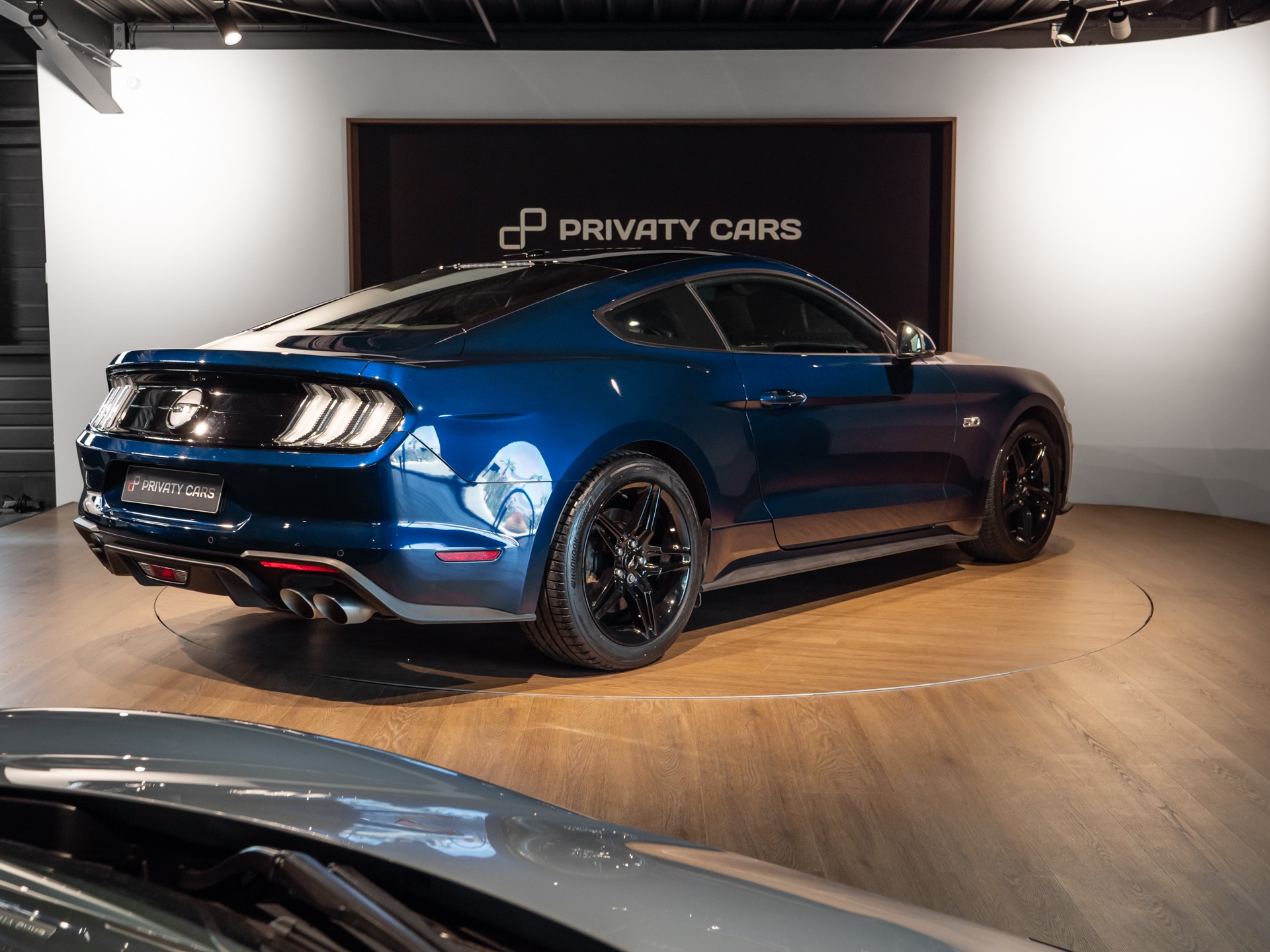 Vue arrière avec diffuseur et échappement – PORSCHE – Ford Mustang V8 – 2019 – Bleu Kona – 48 900 km – 450 ch – V8 Atmo – Transmission : Manuelle – Origine France – Privaty Cars – Achat et vente de véhicules PORSCHE d’occasion dans l’Ouest de la France