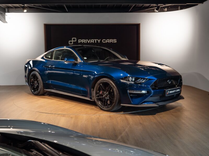 Extérieur – PORSCHE – Ford Mustang V8 – 2019 – Bleu Kona – 48 900 km – 450 ch – V8 Atmo – Transmission : Manuelle – Origine France – Privaty Cars – Dépôt-vente de voitures de sport et véhicules d’exception dans l’Ouest de la France