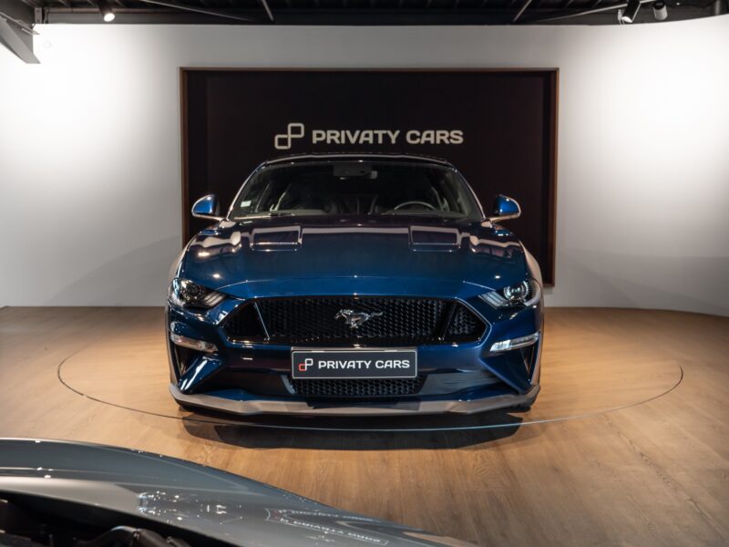 Vue avant avec calandre sportive – FORD – Ford Mustang V8 – 2019 – Bleu Kona – 48 900 km – 450 ch – V8 Atmo – Transmission : Manuelle – Origine France – Privaty Cars – Spécialiste des supercars d’occasion entre Bordeaux et Nantes