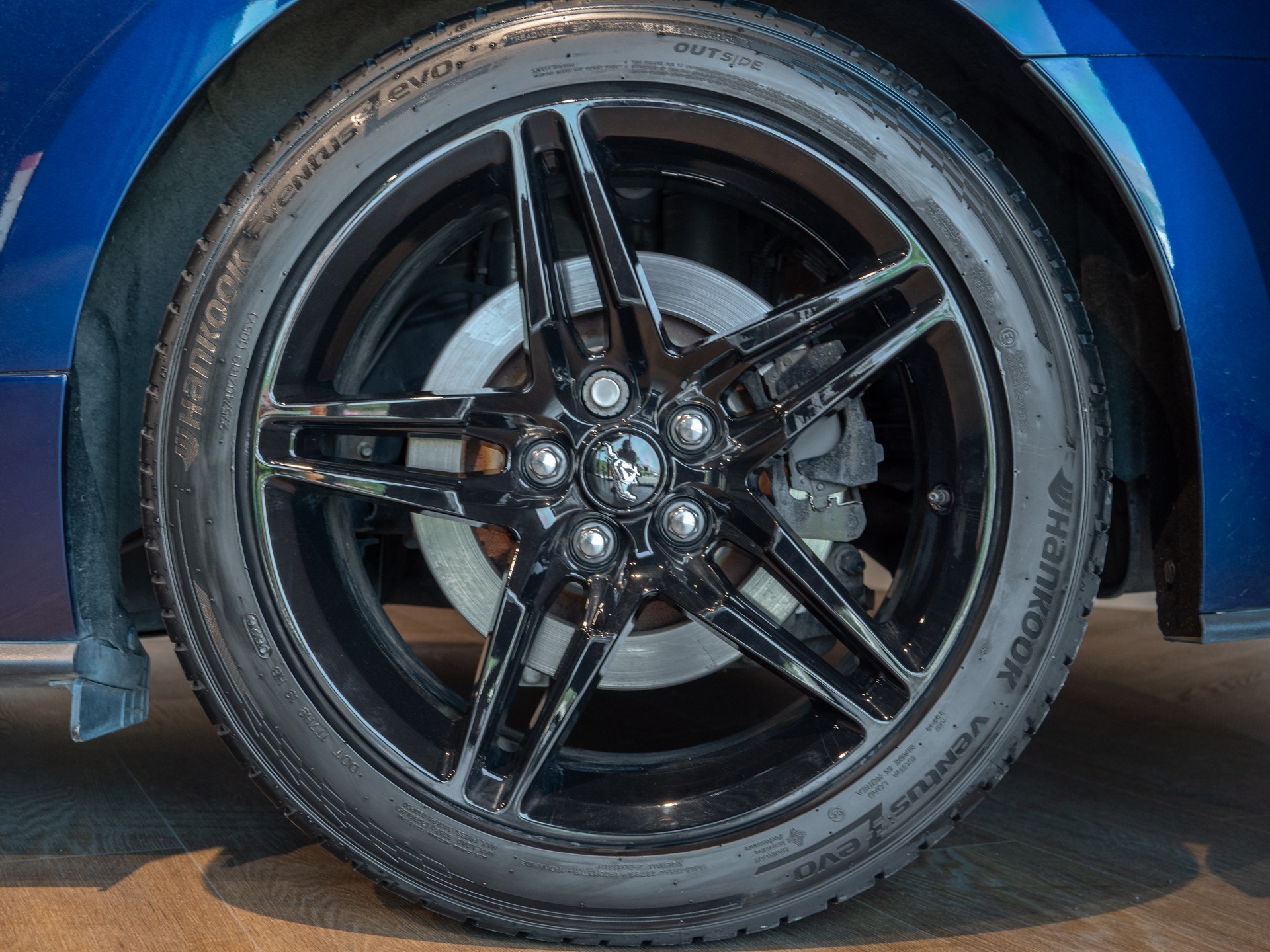 Jantes en alliage noir brillant – PORSCHE – Ford Mustang V8 – 2019 – Bleu Kona – 48 900 km – 450 ch – V8 Atmo – Transmission : Manuelle – Origine France – Privaty Cars – Achat et vente de voitures de sport d’occasion proche de Nantes