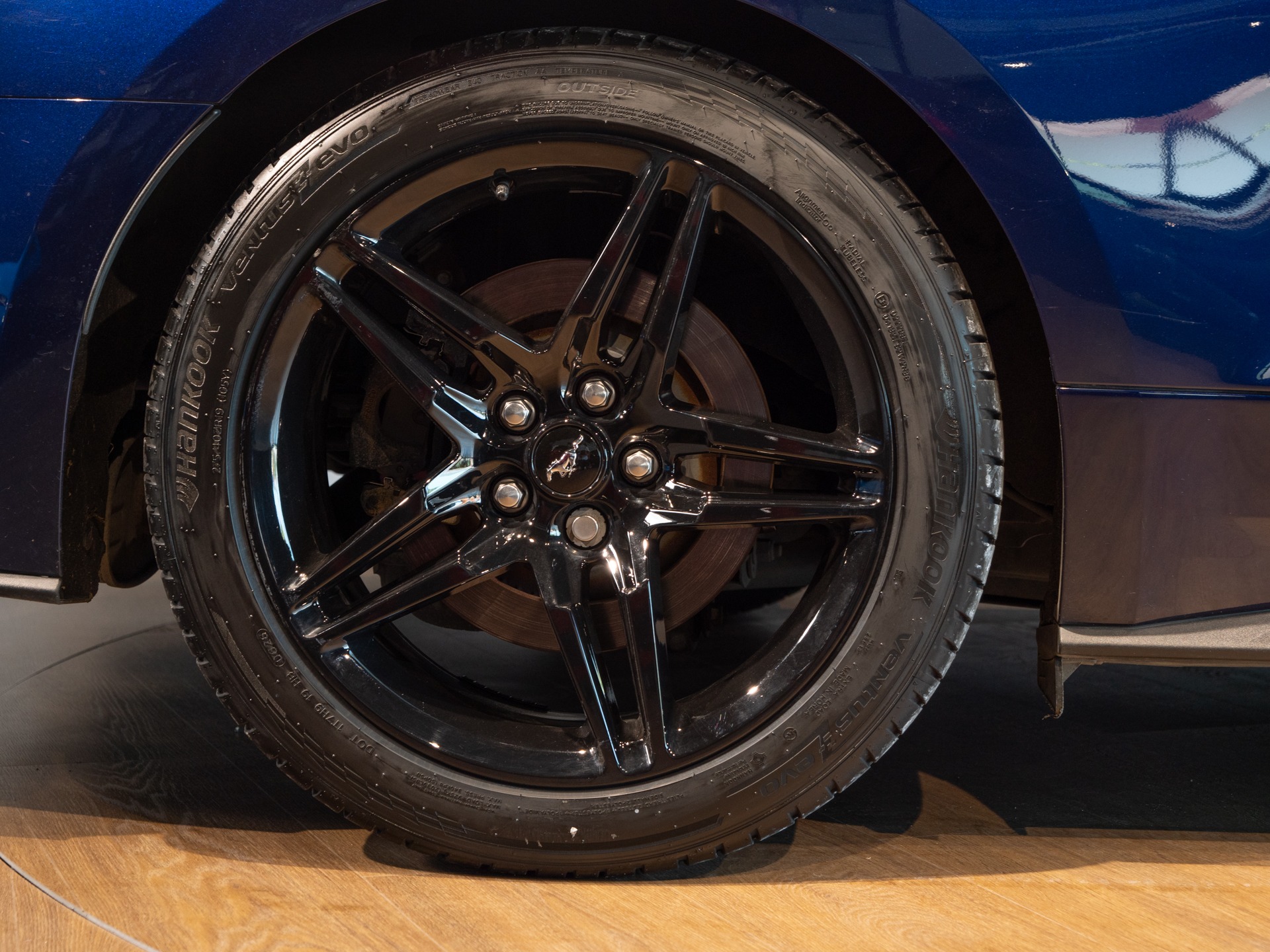 Jantes en alliage noir brillant – PORSCHE – Ford Mustang V8 – 2019 – Bleu Kona – 48 900 km – 450 ch – V8 Atmo – Transmission : Manuelle – Origine France – Privaty Cars – Achat et vente de véhicules PORSCHE d’occasion en Nouvelle-Aquitaine