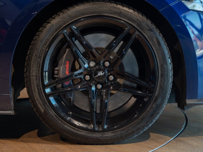 Jantes en alliage noir brillant – PORSCHE – Ford Mustang V8 – 2019 – Bleu Kona – 48 900 km – 450 ch – V8 Atmo – Transmission : Manuelle – Origine France – Privaty Cars – Intermédiaire de confiance vente voiture sport à La Rochelle