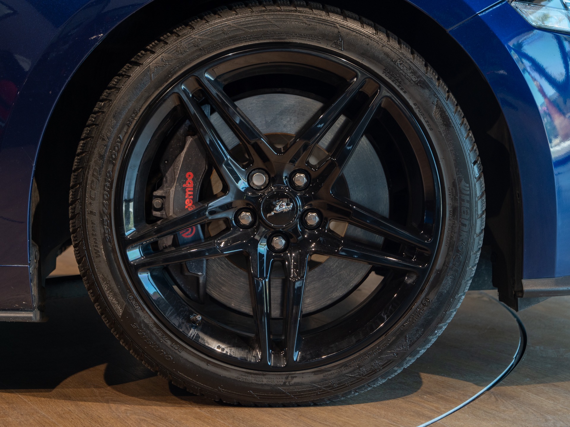 Jantes en alliage noir brillant – PORSCHE – Ford Mustang V8 – 2019 – Bleu Kona – 48 900 km – 450 ch – V8 Atmo – Transmission : Manuelle – Origine France – Privaty Cars – Intermédiaire de confiance vente voiture sport à La Rochelle