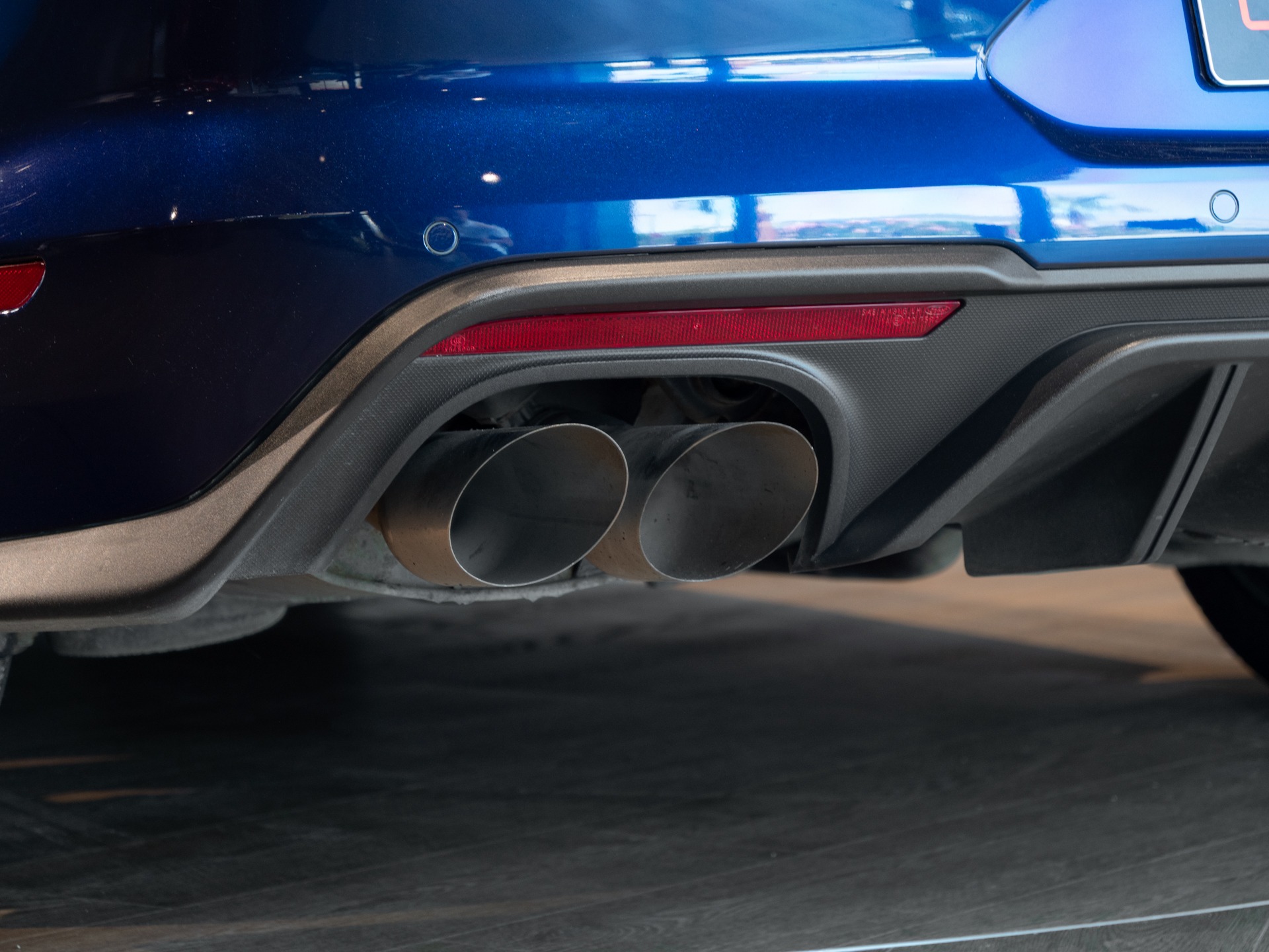 Double sortie d'échappement en inox – PORSCHE – Ford Mustang V8 – 2019 – Bleu Kona – 48 900 km – 450 ch – V8 Atmo – Transmission : Manuelle – Origine France – Privaty Cars – Commerce de voitures de sport luxe et premium proche de Nantes