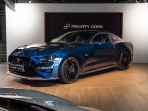 À vendre – PORSCHE – Ford Mustang V8 – 2019 – Bleu Kona – 48 900 km – 450 ch – V8 Atmo – Transmission : Manuelle – Photo principale – Origine France – Privaty Cars – Reprise de voitures de sport et collection à La Rochelle