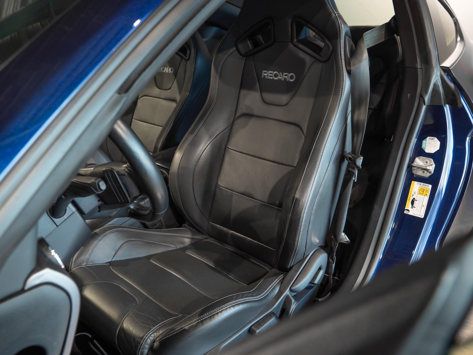 Sièges baquets en cuir – PORSCHE – Ford Mustang V8 – 2019 – Bleu Kona – 48 900 km – 450 ch – V8 Atmo – Transmission : Manuelle – Origine France – Privaty Cars – Sélection de véhicules PORSCHE disponibles entre Bordeaux et Nantes