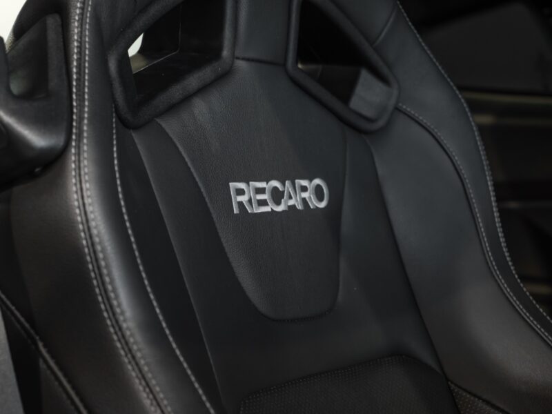 Sièges – PORSCHE – Ford Mustang V8 – 2019 – Bleu Kona – 48 900 km – 450 ch – V8 Atmo – Transmission : Manuelle – Origine France – Privaty Cars – Recherche personnalisée de voitures de sport d’occasion près de Niort