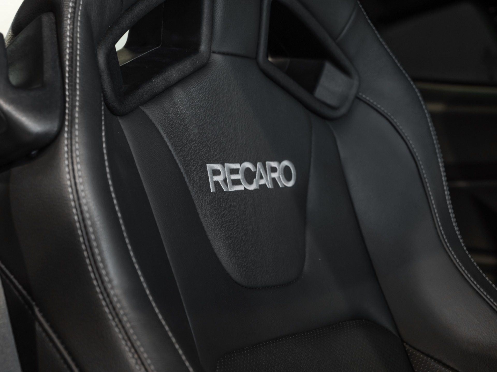 Sièges – PORSCHE – Ford Mustang V8 – 2019 – Bleu Kona – 48 900 km – 450 ch – V8 Atmo – Transmission : Manuelle – Origine France – Privaty Cars – Recherche personnalisée de voitures de sport d’occasion près de Niort