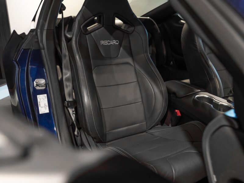 Sièges baquets en cuir – PORSCHE – Ford Mustang V8 – 2019 – Bleu Kona – 48 900 km – 450 ch – V8 Atmo – Transmission : Manuelle – Origine France – Privaty Cars – Expert des modèles PORSCHE proche de Bordeaux